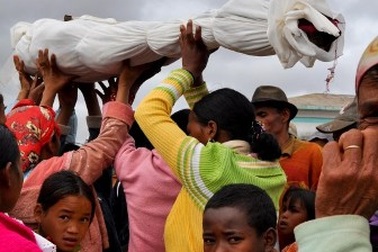 Đào mộ ôm xác chết nhảy múa