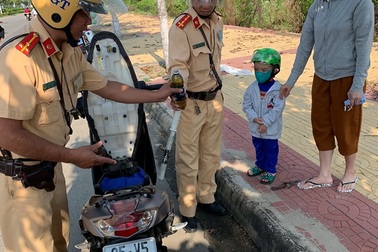 CSGT giúp 2 mẹ con bị hết xăng trên đường: Vì sao CSGT luôn mang sẵn bình nhựa và ống hút?