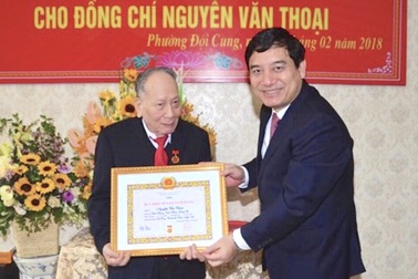 Trao Huy hiệu 70 năm tuổi Đảng cho cán bộ lão thành