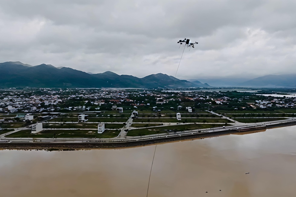 Nín thở theo dõi drone cứu trợ người bị cô lập do mưa lũ ở miền Trung - 3 Nín thở theo dõi drone cứu trợ người bị cô lập do mưa lũ ở miền Trung - 3