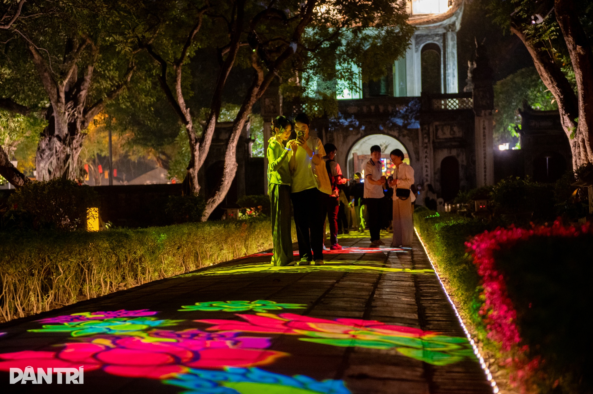 Người dân xếp hàng kín sân Văn Miếu xem trình chiếu 3D trong tour đêm - 2 Người dân xếp hàng kín sân Văn Miếu xem trình chiếu 3D trong tour đêm - 2