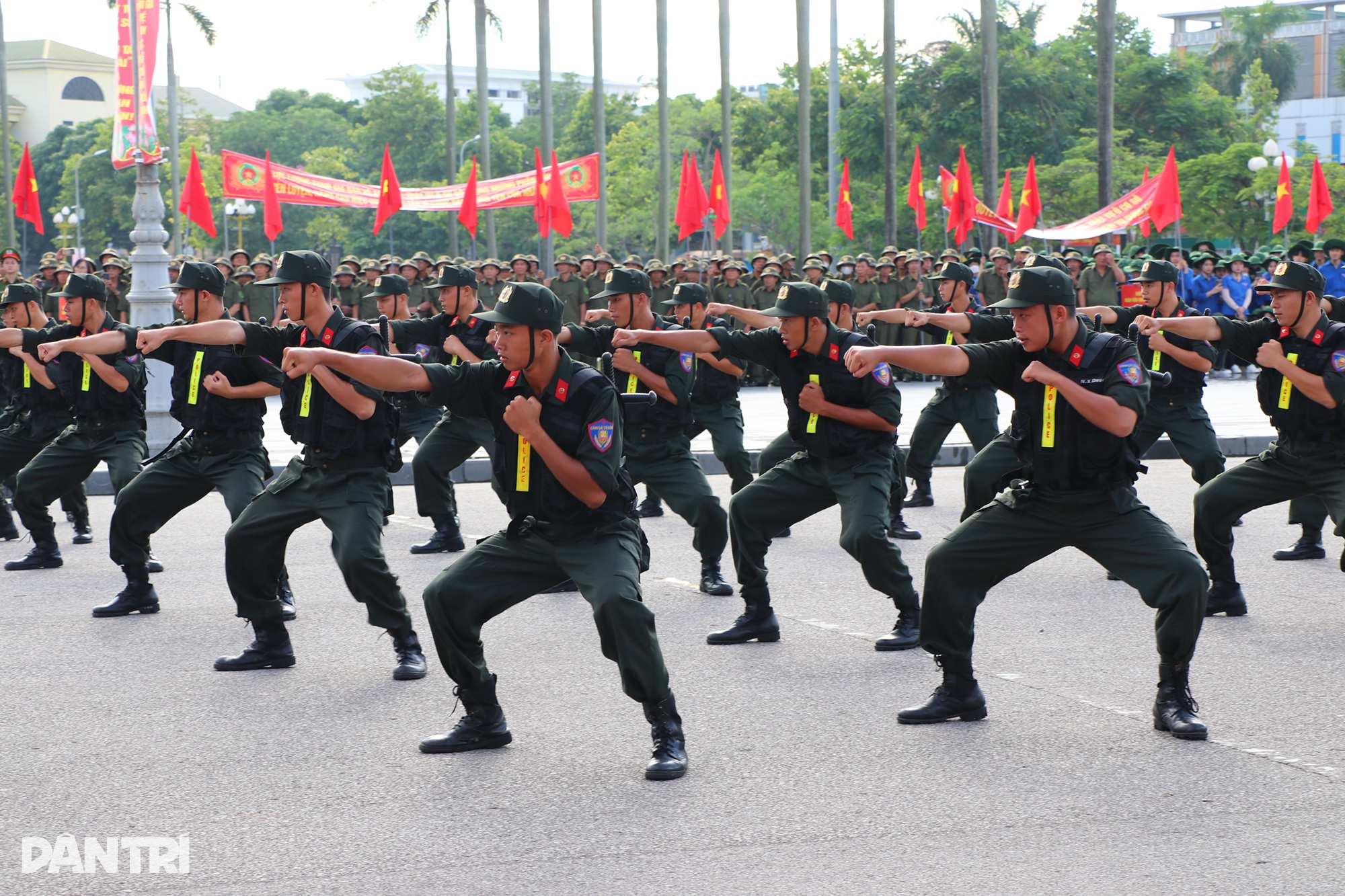 Tonton polis bergerak melakukan kemahiran yang menakjubkan dengan kayu tonfa - 2 Xem cảnh sát cơ động biểu diễn tuyệt kỹ với gậy tonfa - 2