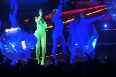 Ca sĩ giành giải Grammy Dua Lipa văng micro vào khán giả