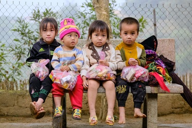 Trẻ em bản nghèo ở Lào Cai đón niềm vui bất ngờ