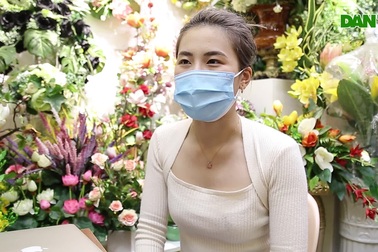 Cô gái 9X xinh đẹp bán hoa giả ngày Tết thu nhập hơn nửa tỷ đồng
