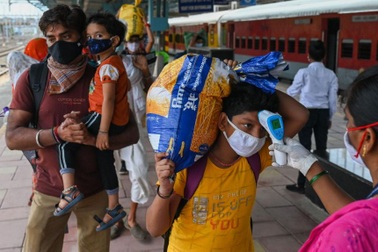 Tín hiệu tích cực ở Ấn Độ sau chuỗi ngày quay cuồng trong "bão" Covid-19