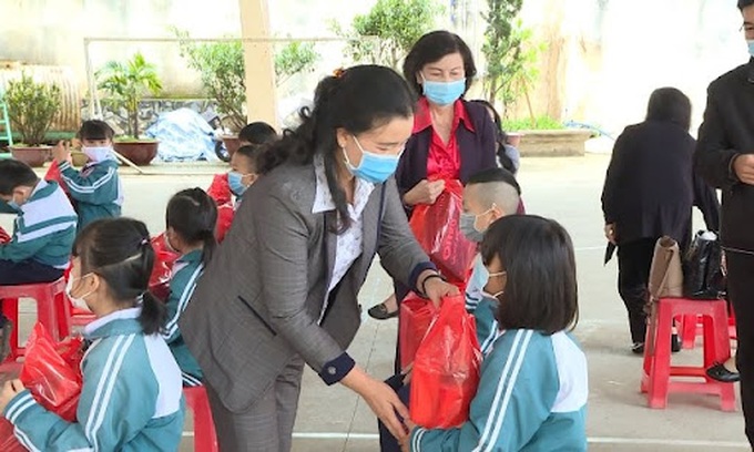 Đại diện Sở LĐ-TB&XH Lâm Đồng tặng quà cho trẻ em tại Cơ sở bảo trợ xã hội