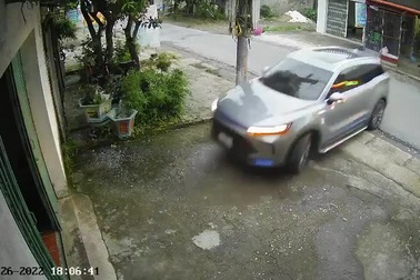 Nhầm chân ga, ô tô lao thẳng vào nhà ven đường