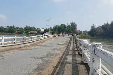 Cây cầu lún nửa mét