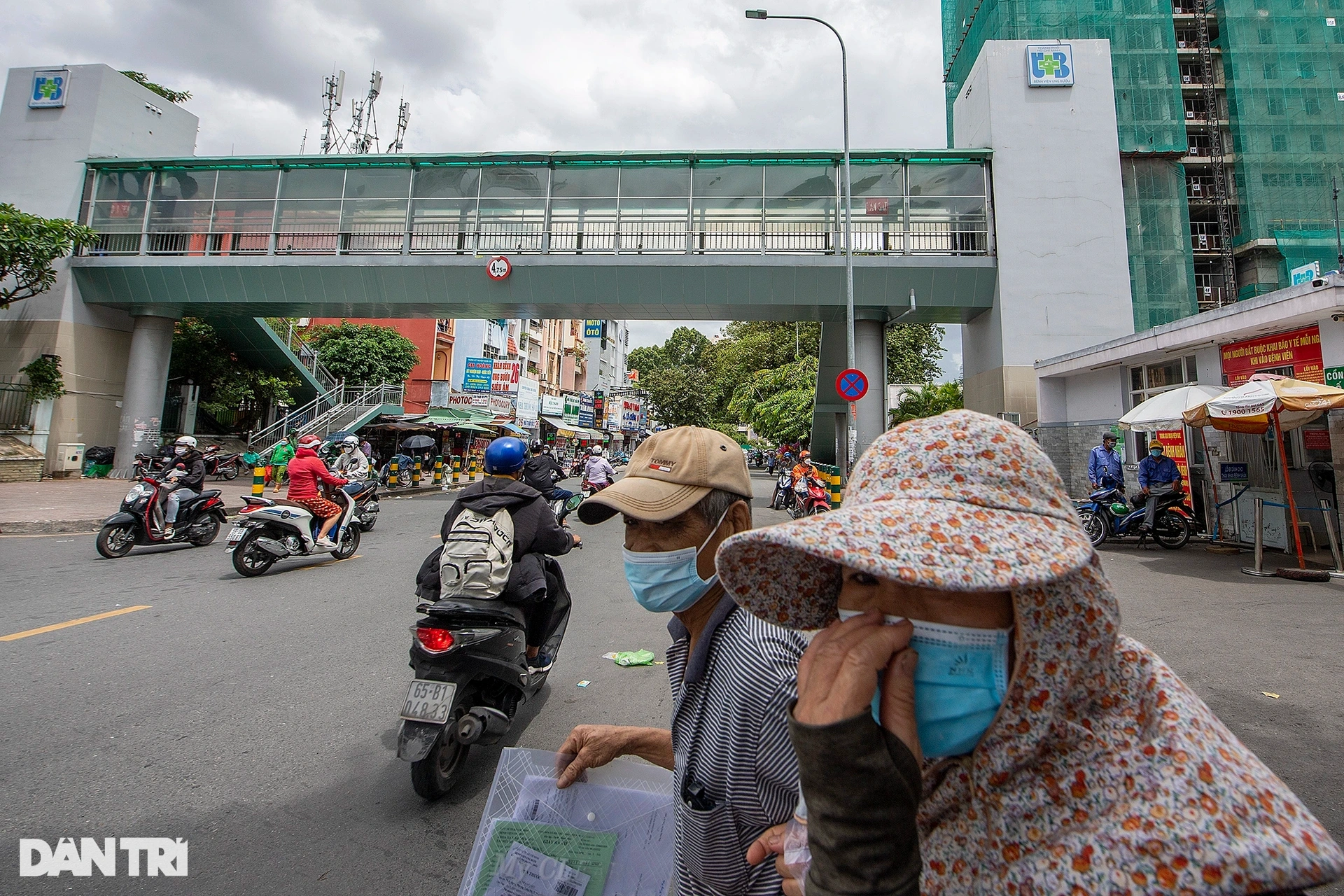 Cảnh đối lập khang trang - nhếch nhác ở các cầu vượt bộ hành tại TPHCM - 8 Cảnh đối lập khang trang - nhếch nhác ở các cầu vượt bộ hành tại TPHCM - 8
