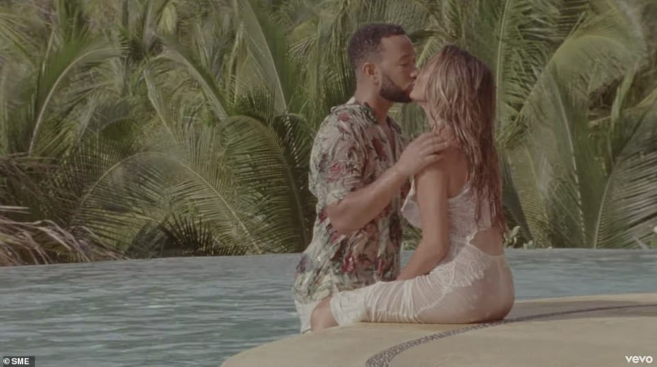 Siêu mẫu Chrissy Teigen mang thai lần 3 - 4 Siêu mẫu Chrissy Teigen mang thai lần 3 - 4
