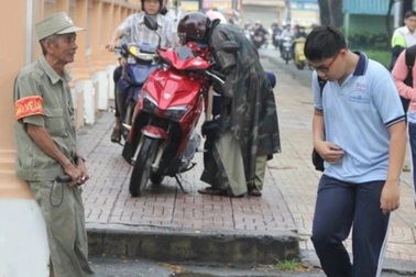 Bà giáo già bất an khi học trò "vô tư cười đùa" ở nơi có đám tang