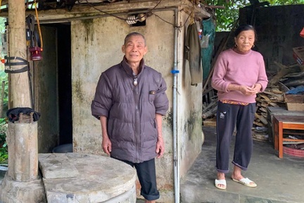 Ông lão 80 tuổi gồng gánh 2 cháu nội trong căn nhà cũ kỹ