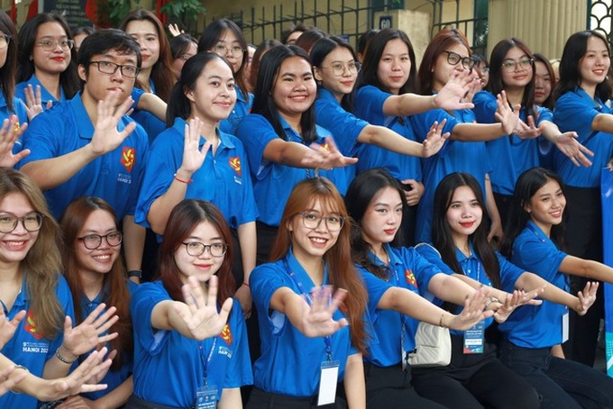 200 liên lạc viên, tình nguyện viên thông thạo tiếng Anh, Pháp, Tây Ban Nha, Ả Rập, Nhật, Hàn Quốc, Trung Quốc… đã sẵn sàng phục vụ hội nghị