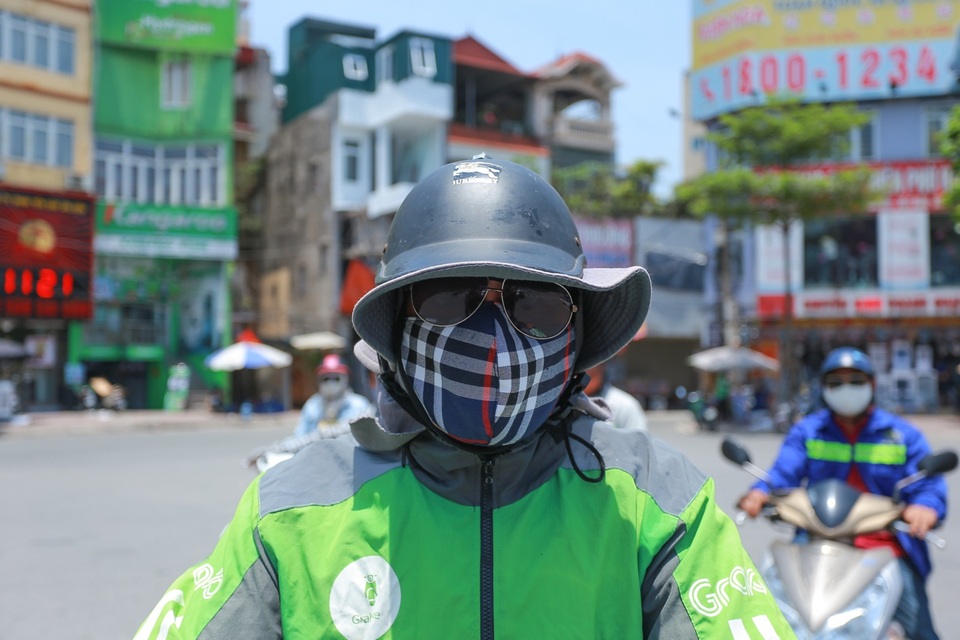 Người dân Hà Nội chật vật dưới nắng nóng như đổ lửa giữa trưa hè - 3 Người dân Hà Nội chật vật dưới nắng nóng như đổ lửa giữa trưa hè - 3