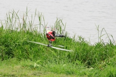 Xem màn nhào lộn của máy bay, tàu mô hình trên sông Hương