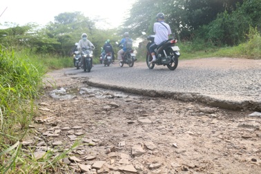 Sinh viên khổ sở vì ổ gà, ổ voi giăng đặc ở làng đại học