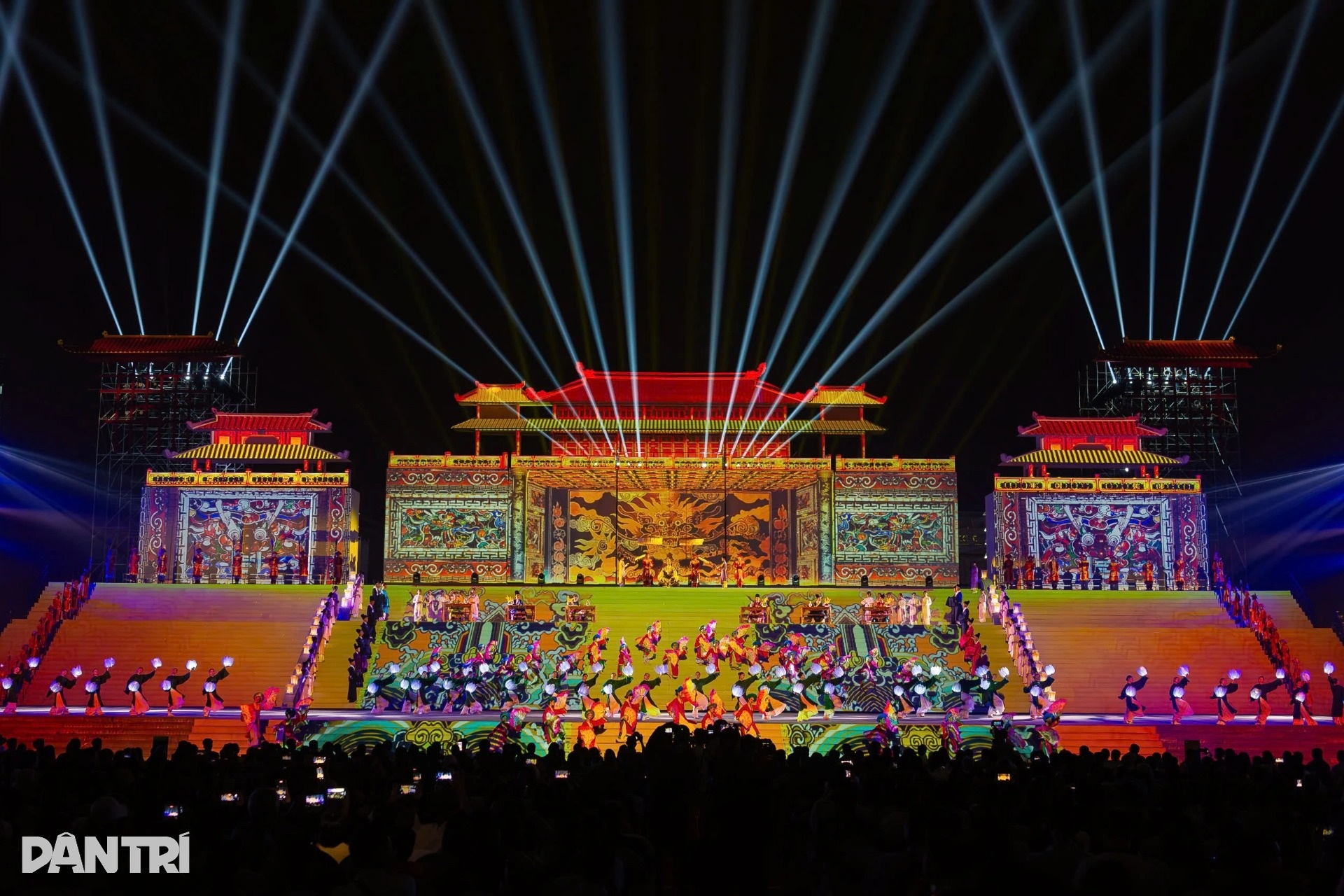 Milhares de pessoas compareceram à cerimônia de abertura do Ninh Binh Heritage Flow Festival - 1 Hàng nghìn người dự khai mạc Festival Ninh Bình Dòng chảy di sản - 1