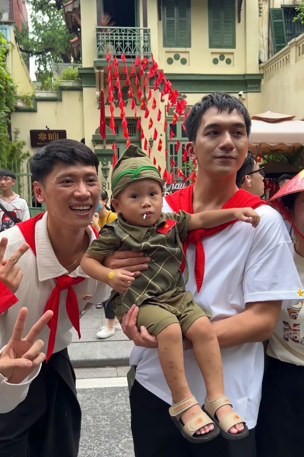 Dàn diễn viên Mưa đỏ xuất hiện tại Sơ duyệt, khán giả reo hò gọi tên - 3 Dàn diễn viên Mưa đỏ xuất hiện tại Sơ duyệt, khán giả reo hò gọi tên - 3