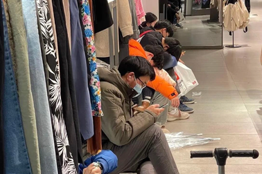 Hình ảnh các chàng trai ngồi vạ vật đợi phái nữ sắm Tết