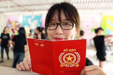 Cắm trại với "sổ gạo, tem phiếu" thu hút bạn trẻ