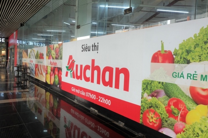 Siêu thị Auchan vắng vẻ, lặng lẽ tháo các kệ hàng sau bão giảm giá - Ảnh 16. Siêu thị Auchan vắng vẻ, lặng lẽ tháo các kệ hàng sau bão giảm giá - Ảnh 16.