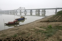 “Vật thể lạ” dưới chân cầu Long Biên chính xác là bom