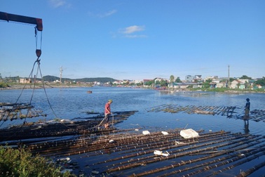 Tháo dỡ lồng bè trái phép chắn lối vào khu neo đậu tàu thuyền