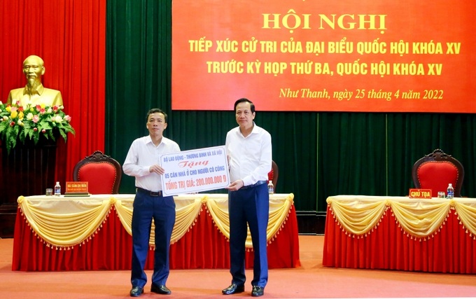 Bộ trưởng Đào Ngọc Dung trao hỗ trợ xây dựng nhà ở cho 5 hộ gia đình người có công huyện Như Thanh