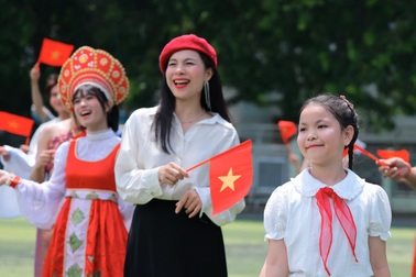 "Viết tiếp câu chuyện hòa bình" phiên bản 13 thứ tiếng gây sốt