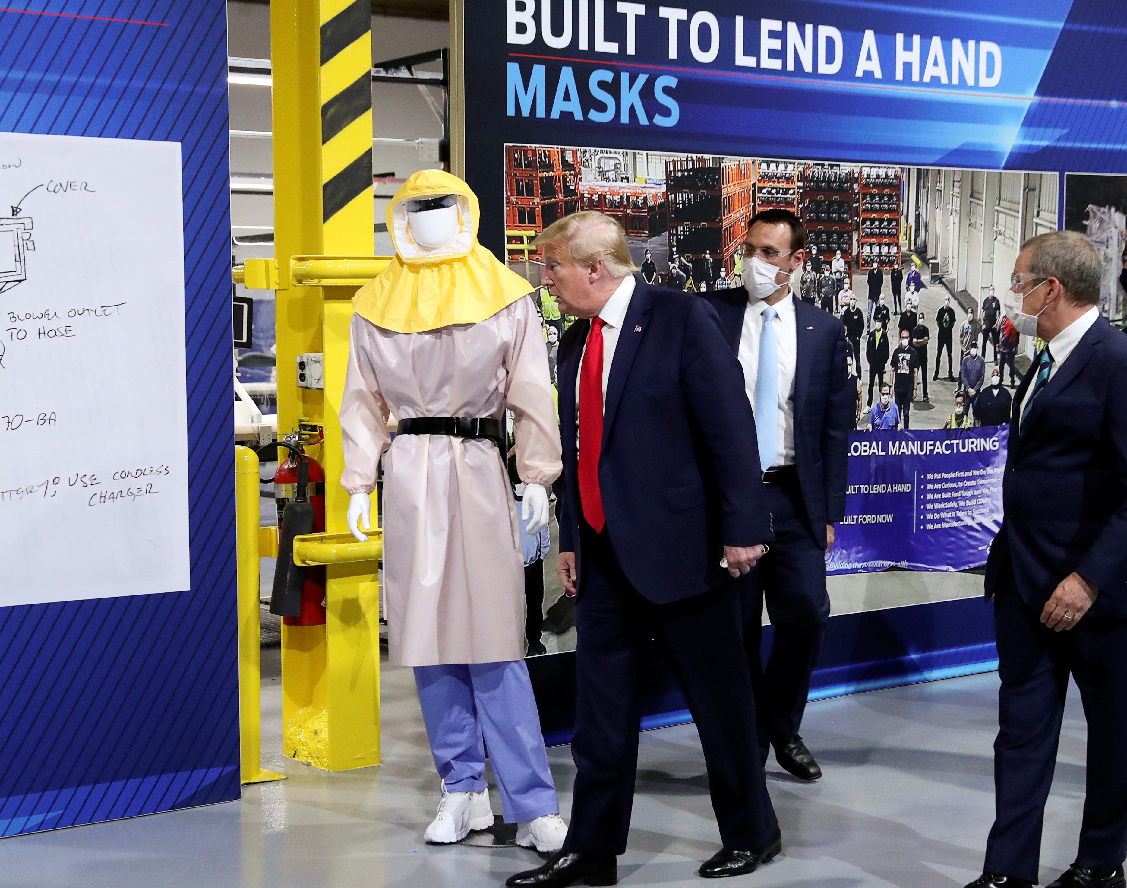 Ông Trump chỉ đeo khẩu trang “chớp nhoáng”, không muốn báo chí nhìn thấy - 6