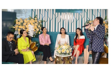 Ca sĩ Tùng Dương hát nhạc Phú Quang tặng đạo diễn Đoàn Thúy Phương