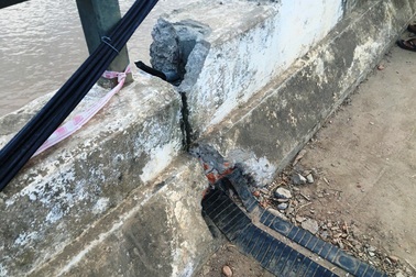 Cầu bê tông cốt thép bị lũ xô trượt nhiều nhịp