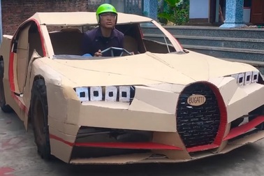 Siêu xe tự chế bằng bìa các-tông của người Việt lên báo Tây