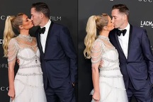 Paris Hilton hạnh phúc hôn bạn trai sắp cưới