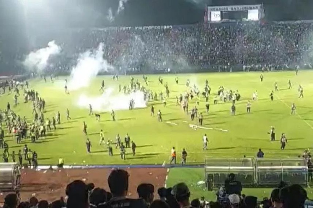 Bạo loạn trong trận bóng đá ở Indonesia, 127 người chết - 1 Bạo loạn trong trận bóng đá ở Indonesia, 127 người chết - 1