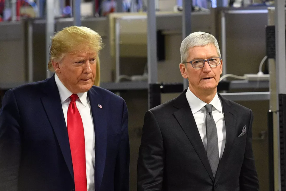 Tổng thống Trump chỉ trích Apple vì không giúp mở khóa iPhone của kẻ xả súng - 1