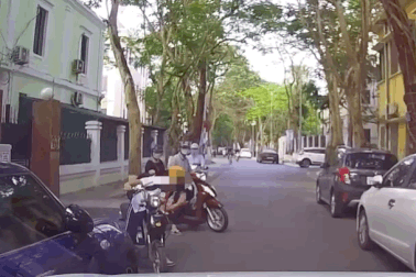 Cậu bé giúp ô tô lách qua chỗ hẹp nhận "nghìn like" từ cộng đồng mạng