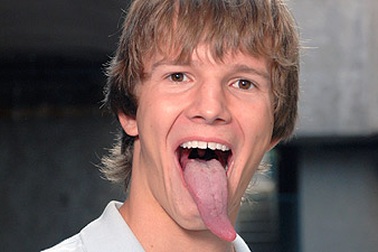 Lưỡi dài liếm được cả mắt