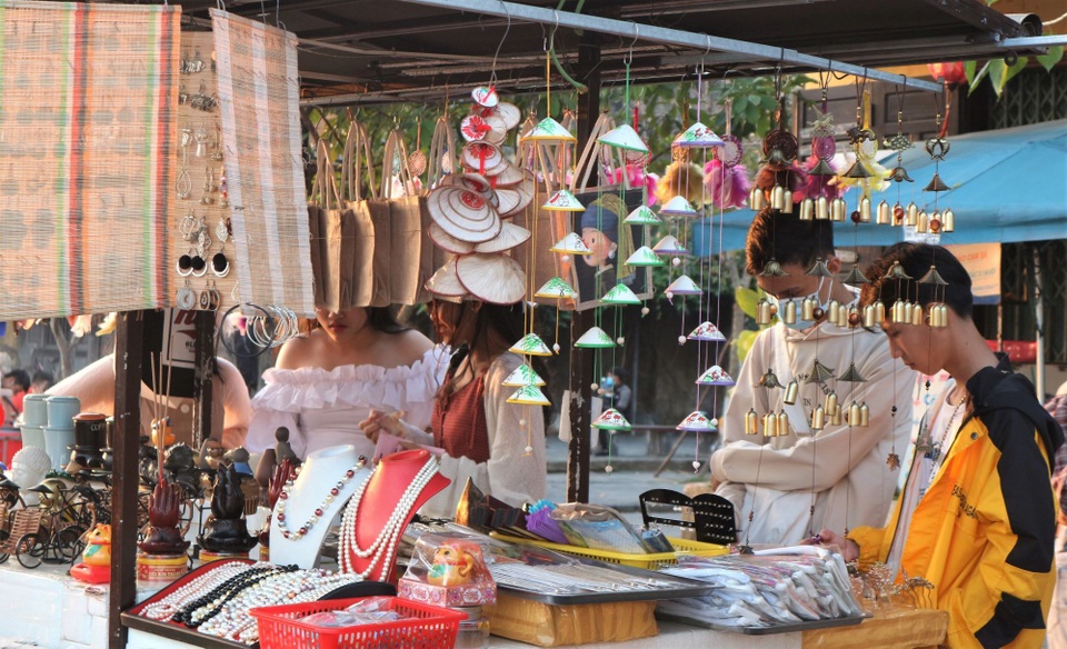 Du khách vẫn tấp nập du xuân Hội An dù đã hết kỳ nghỉ lễ - 9