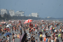 Du khách ken đặc trên các bãi tắm ở biển Sầm Sơn dịp cuối tuần