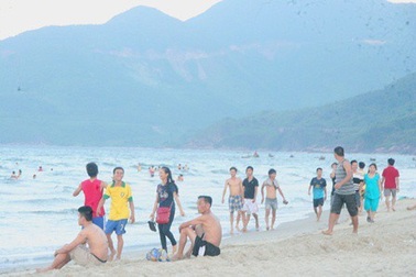 2 du khách Hà Lan chết đuối khi tắm biển Lăng Cô