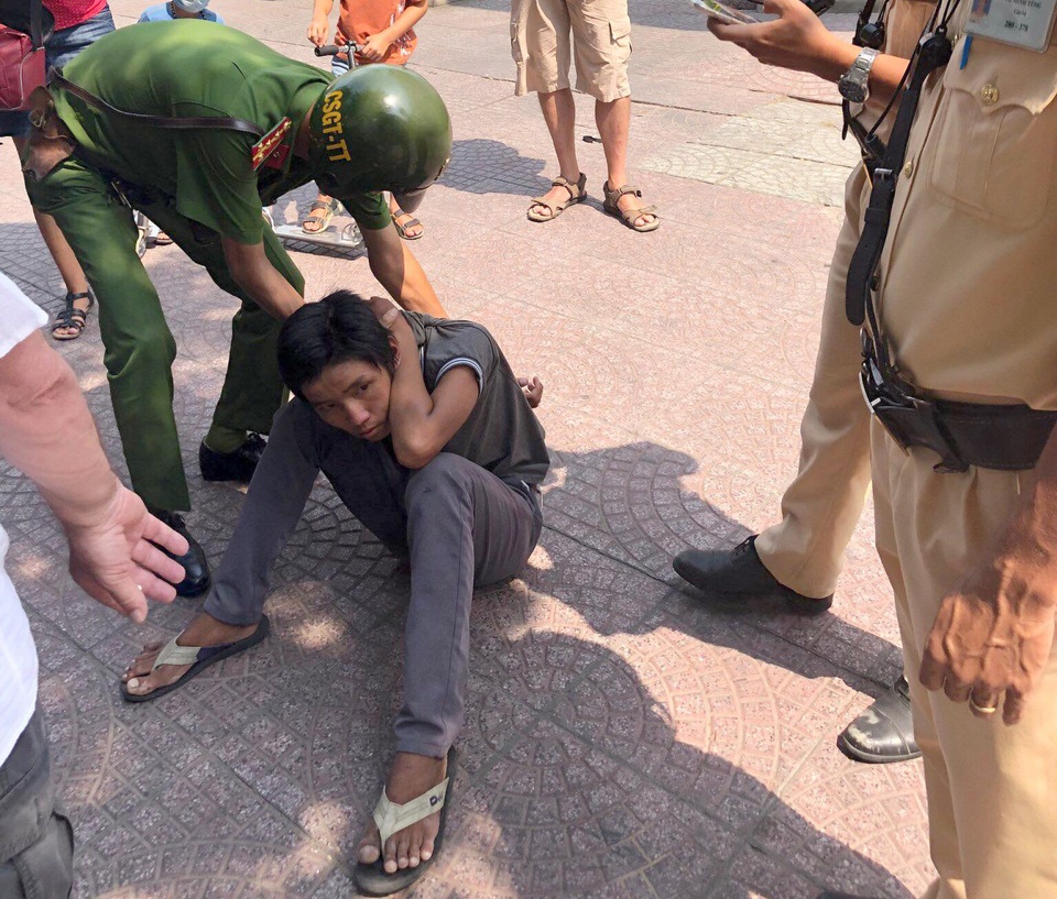 Thiếu niên giật điện thoại, cầm dao tấn công vợ chồng người Pháp - 1