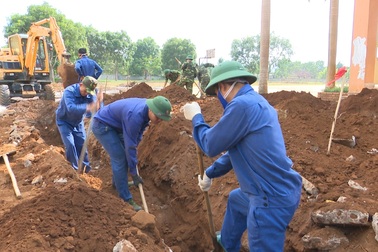 Phát hiện thêm 2 hài cốt liệt sĩ trong khuôn viên trường học