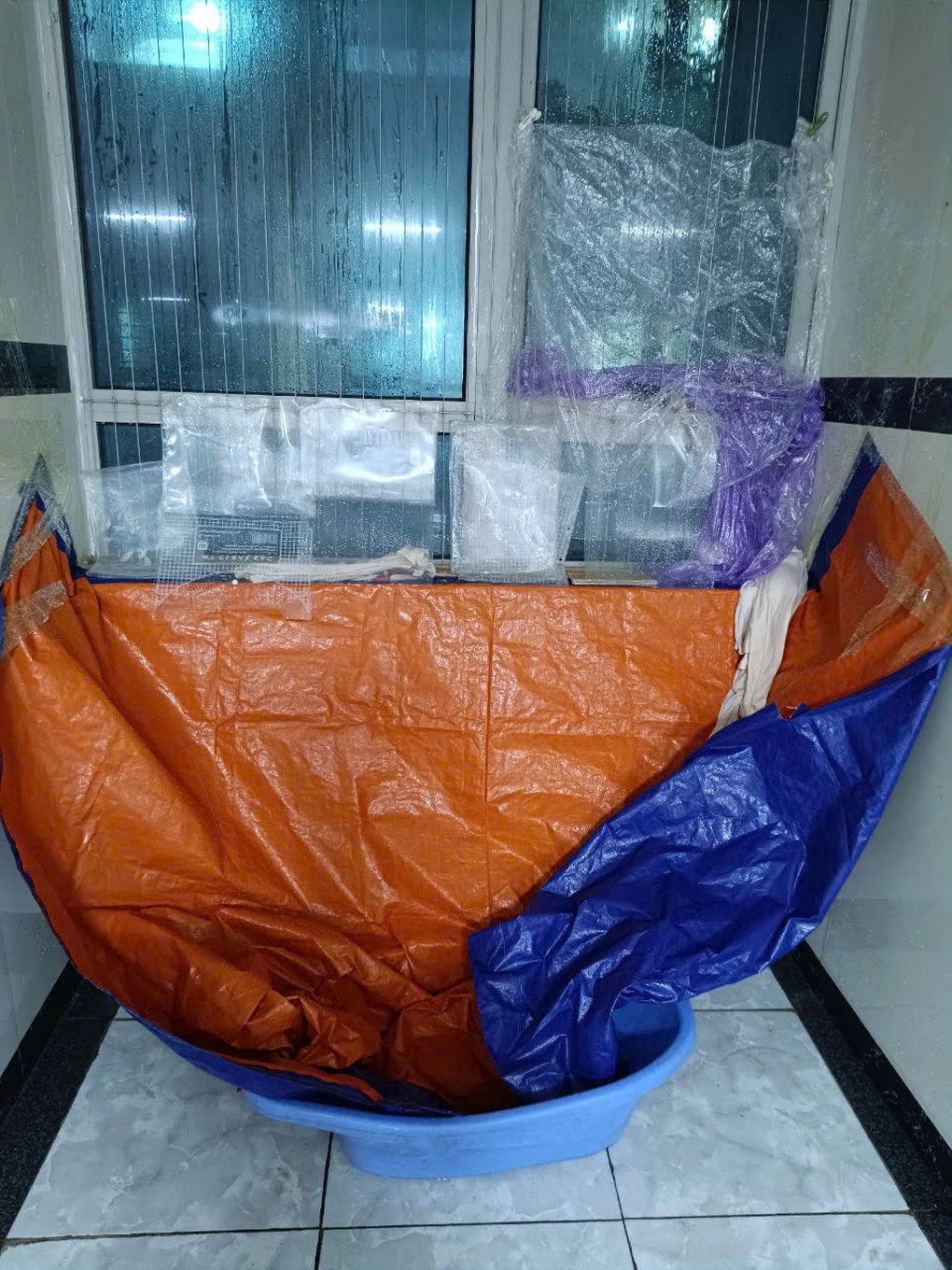 Dân chung cư Hà Nội khốn khổ vì ở trên cao nước vẫn ngập vào nhà - 2 Dân chung cư Hà Nội khốn khổ vì ở trên cao nước vẫn ngập vào nhà - 2