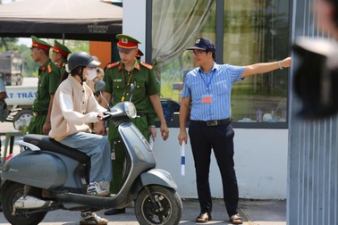 Học sinh THPT chuyên Tuyên Quang làm thủ tục thi lần 2
