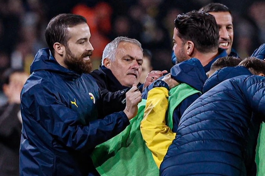 Đang ăn mừng bàn thắng, cầu thủ Fenerbahce bị HLV Mourinho lôi cổ vào sân - 1 Đang ăn mừng bàn thắng, cầu thủ Fenerbahce bị HLV Mourinho lôi cổ vào sân - 1