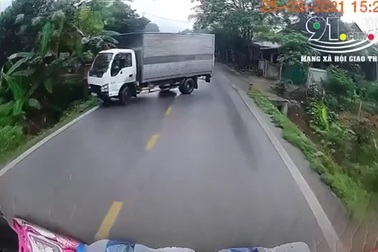 Phanh gấp trên đường trơn trượt, xe tải "drift" xuống mương nước