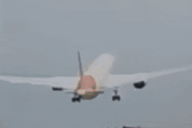 Rơi khỏi máy bay vẫn sống sót: Chuyện khó tin về hành khách may mắn nhất