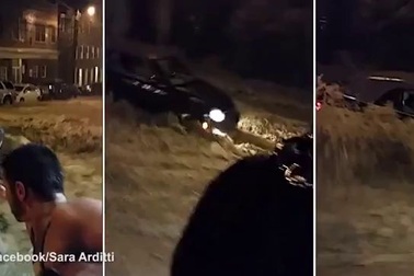 Hàng người nối tay nhau để cứu người phụ nữ bị mắc kẹt giữa dòng nước lũ